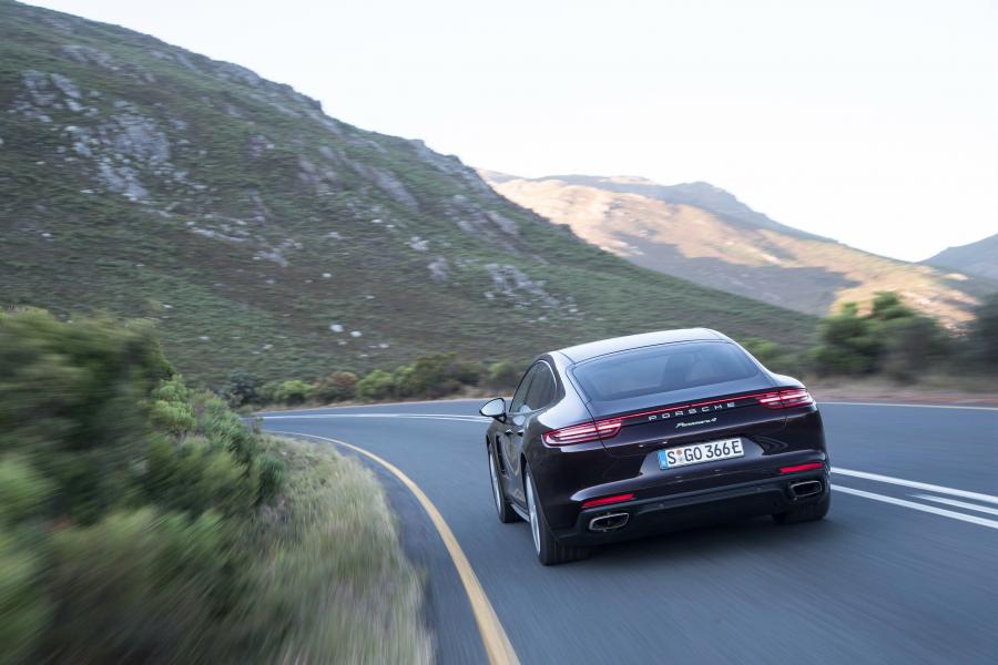  Porsche Panamera 4 E-Hybrid 2016 года  (фото 25 из 31)